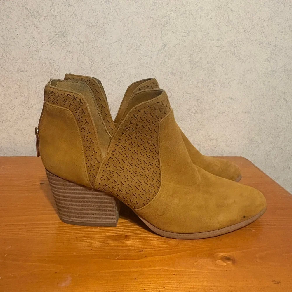 Vince Camuto Norva Women's Tan Suede Ankle Boots Booties Size 7.5